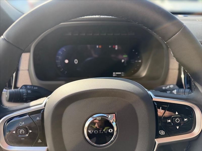 Volvo XC90 (2026) 2,0 T8 Plus Dark  2330 - fotka 8 z 13