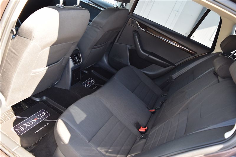 Škoda Octavia 2,0 TDI 110KW DSG TAŽNÉ NAVI - fotka 17 z 47