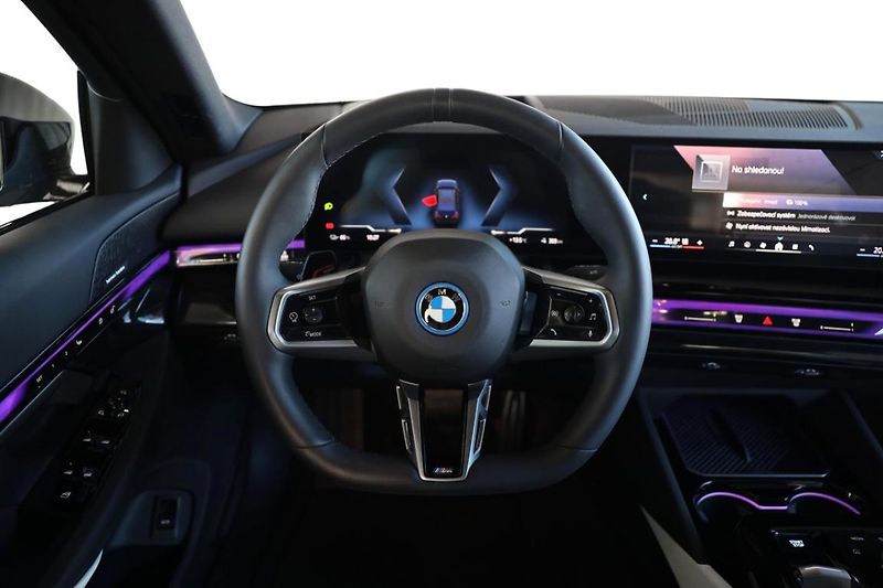 BMW i5 xDrive 40 - fotka 29 z 32