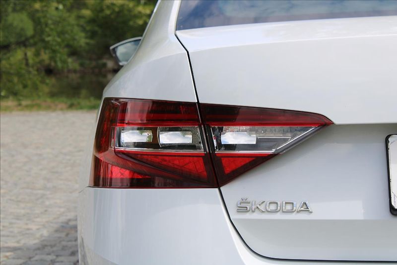 Škoda Superb 2.0 TDI/Style/4x4/DSG/140kW/CZ - fotka 39 z 40