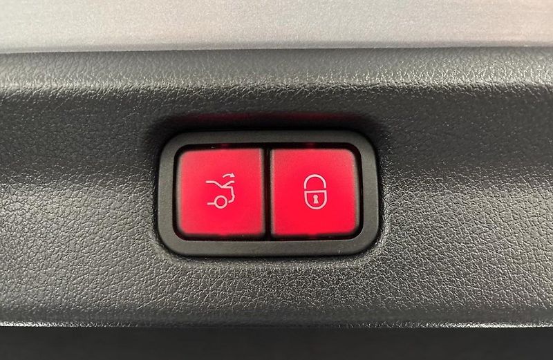 Mercedes-Benz EQE 350 AMG 4M Kamera Tažné - fotka 16 z 22