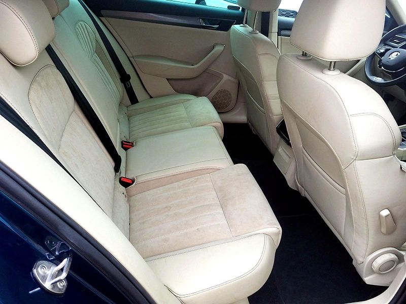 Škoda Superb (2022) Combi Style 1,4 PHEV160 kW DSG - fotka 12 z 17
