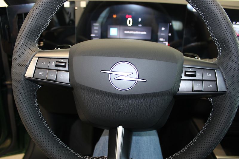 Opel Astra (2026) ULTIMATE Hybrid 1.2TURBO 107kW - fotka 12 z 22