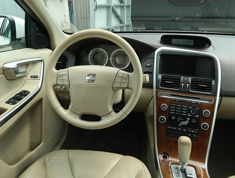 Volvo XC60 (2009) Momentum D5, 4X4, Automat - fotka 7 z 17