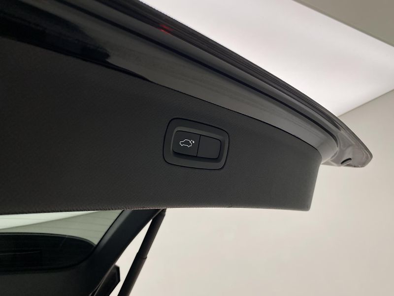 Volvo XC90 B5 AWD R-DESIGN REZERVACE - fotka 34 z 47