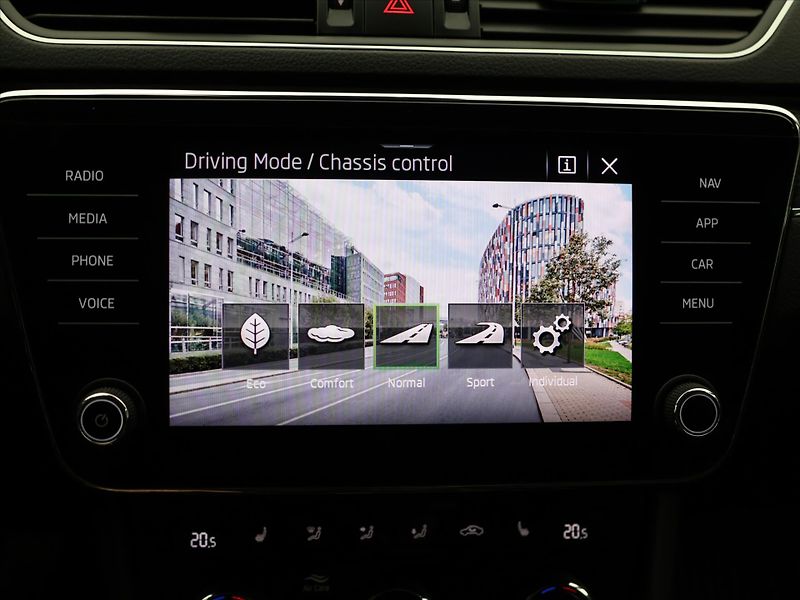 Škoda Superb 2,0 TDI Virtual Matrix Webasto - fotka 22 z 33