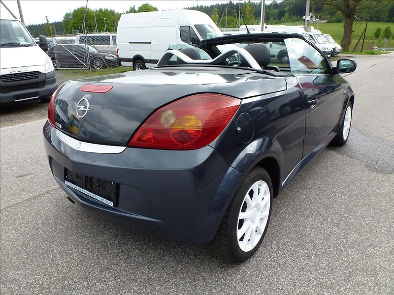 Opel Tigra 1,4 16V Roadster Cabrio - fotka 9 z 48
