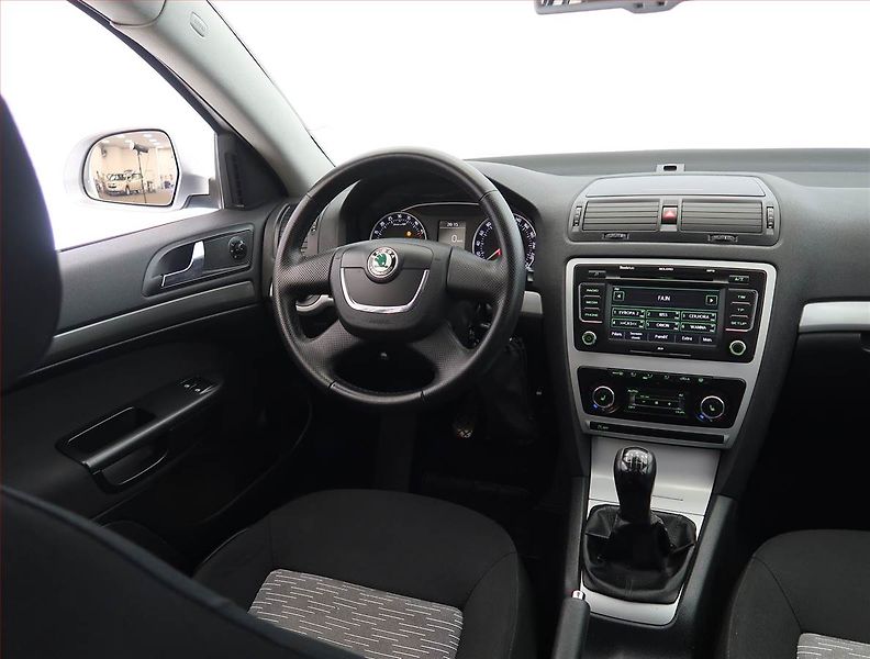 Škoda Octavia (2010) 2.0 TDI, Serv.kniha, Xenony - fotka 7 z 19