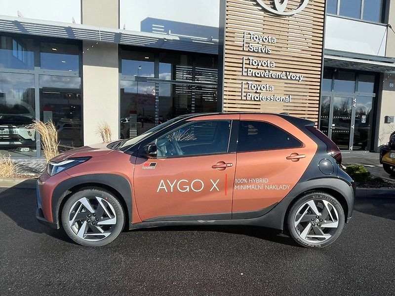 Toyota Aygo 1.5 Hybrid Automat Executive - fotka 2 z 28