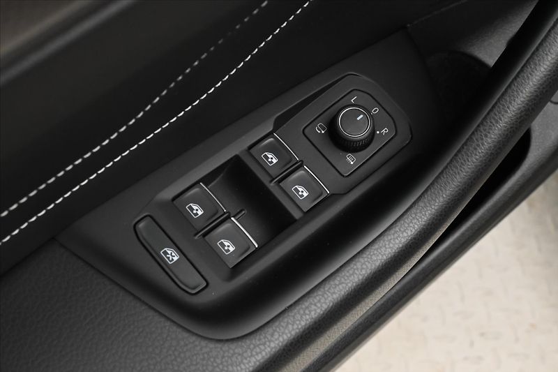 Volkswagen Passat 2,0 TDI 147kW Alltrack DSG 4Mo - fotka 26 z 32