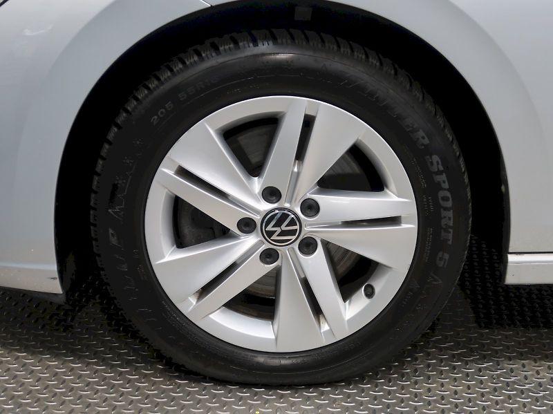 Volkswagen Golf (2021) LIFE 2.0TDI 85KW - fotka 12 z 38
