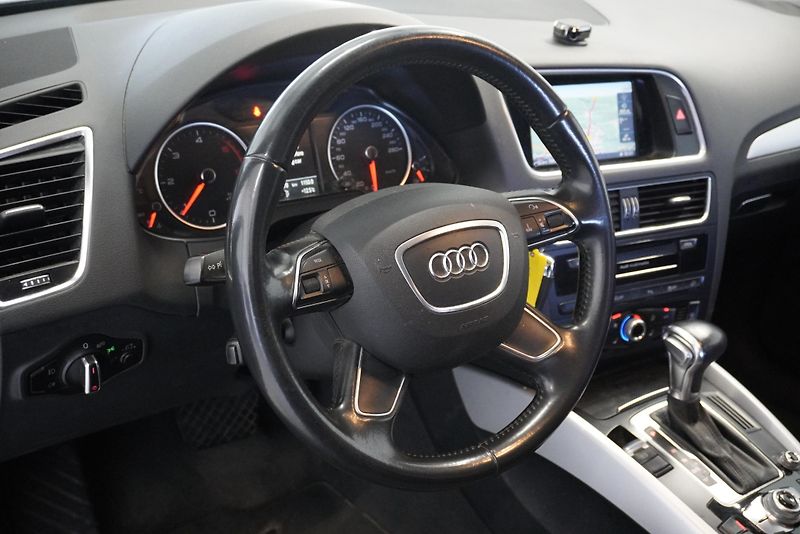 Audi Q5 3,0 TDI QUATTRO AUTOMAT - fotka 13 z 28