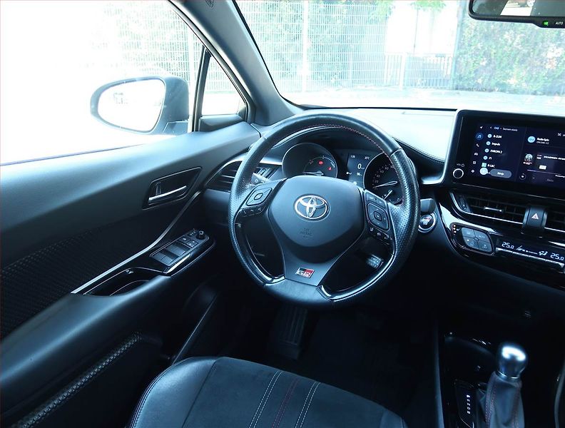Toyota C-HR (2023) GR Sport 1.8 Hybrid - fotka 7 z 26
