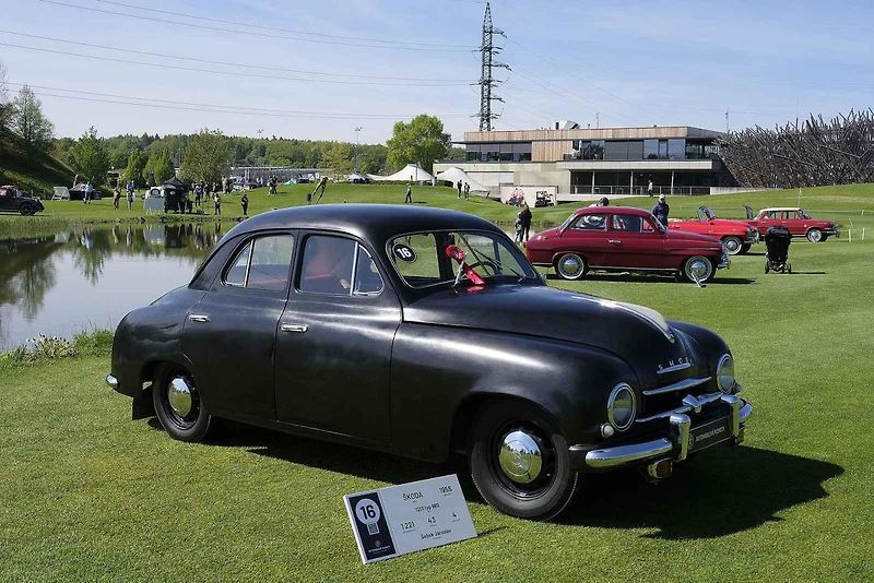 Slavnostní zahájení přehlídky vzácných historických vozidel Automobilové klenoty 2025.