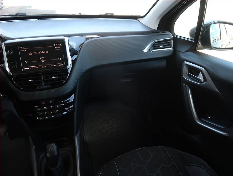 Peugeot 2008 (2018) Active 1.2 PureTech - fotka 8 z 21