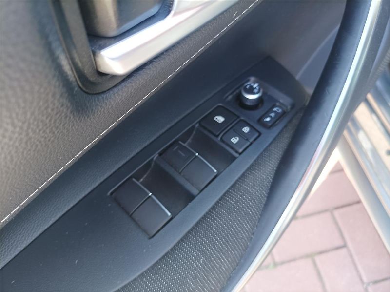 Toyota Corolla 2,0 Comfort Tech - fotka 9 z 20