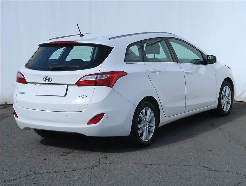 Hyundai i30 (2014) Weekend 1.6 MPI, Serv.kniha - fotka 5 z 17