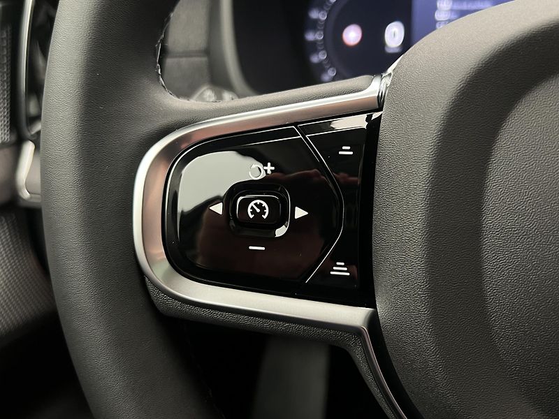 Volvo XC90 (2026) T8 AWD RECHARGE ULTRA DARK - fotka 23 z 46