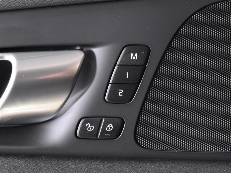 Volvo V60 2,0 T6 AWD Core - fotka 17 z 26
