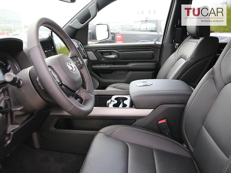 RAM 1500 5,7 HEMI Sport - fotka 10 z 42