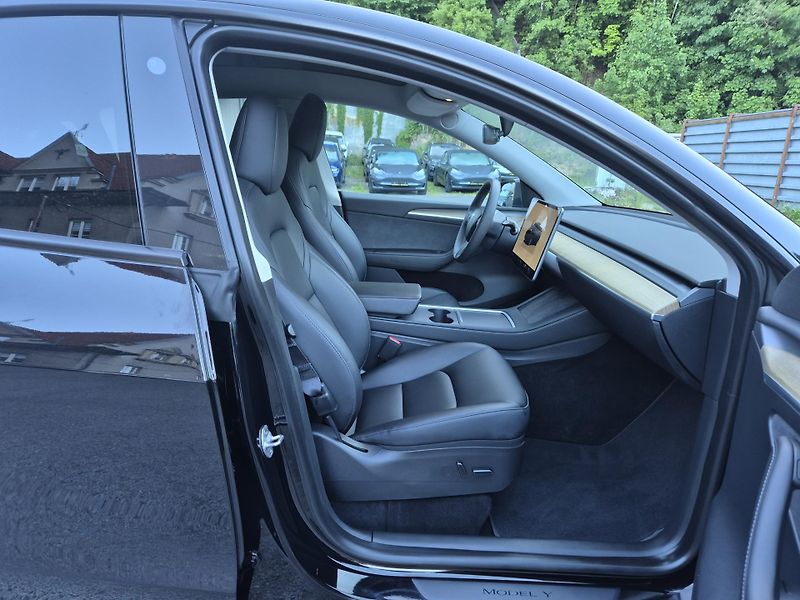 Tesla Model Y RWD 220kw 19ALU SOH 95% - fotka 16 z 49