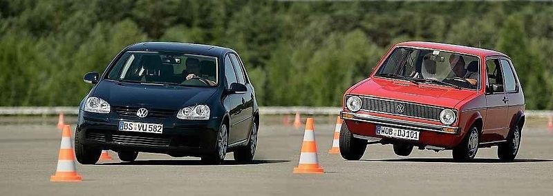 První a sedmá generace Volkswagenu Golf GTI.