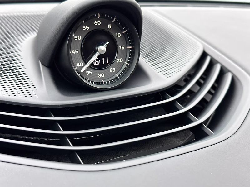 Porsche Taycan Sport Turismo HuD Chrono Inno - fotka 14 z 16