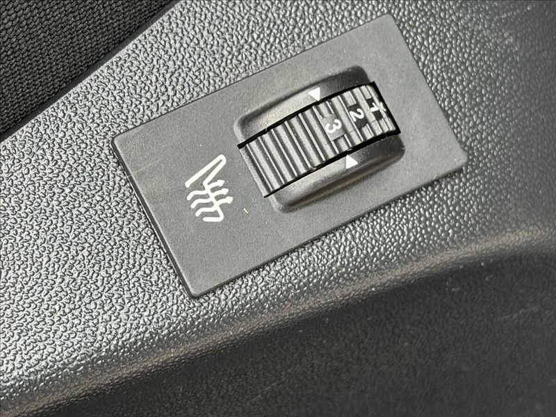 Peugeot 2008 1,2 81kW AUTOMAT,NAVI,NOVÉ ČR - fotka 30 z 32