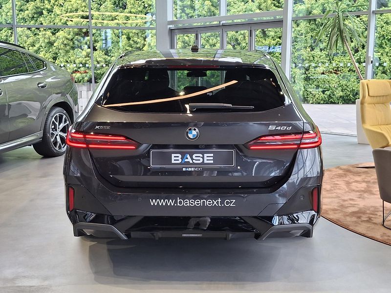 BMW Řada 5 540d xDrive Touring M-Sport  - fotka 5 z 27