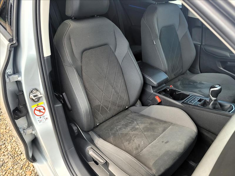Volkswagen Golf 2,0 TDI,TFT,navi,výhřev,klima - fotka 11 z 50