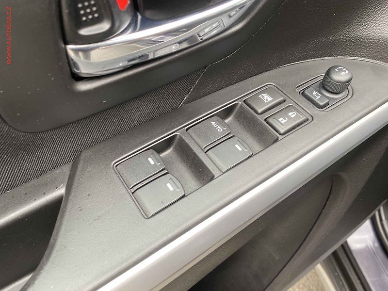 Suzuki SX4 (2015) 1.6i 4x4, AT, xenon, park - fotka 13 z 17