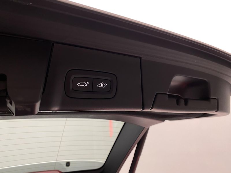 Volvo V90 T5 MOMENTUM AUT - fotka 30 z 39