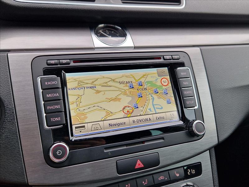 Volkswagen Passat 2,0 TDi 103kW KAMERA NAVI +ZIM - fotka 30 z 34