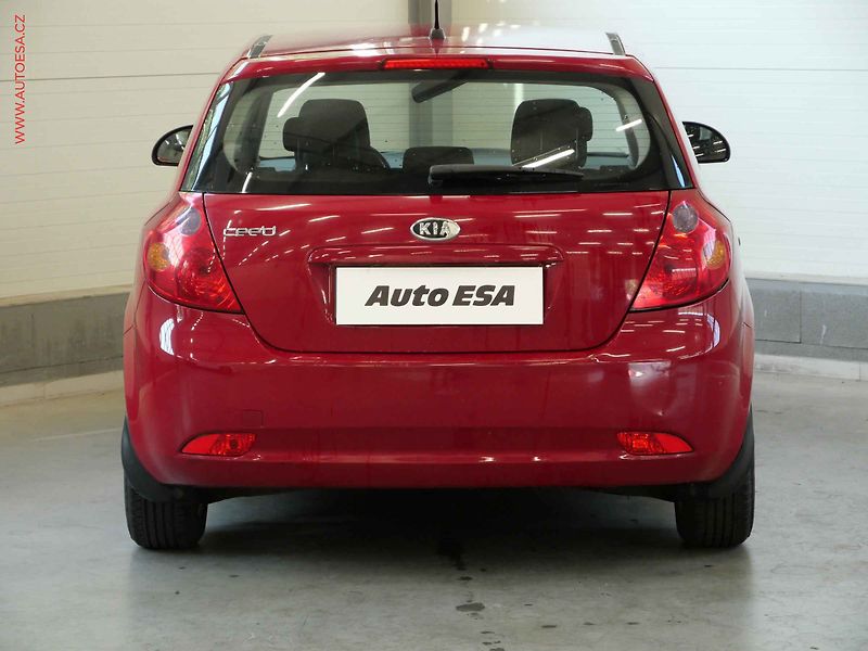 Kia Ceed (2009) 1.4i, ČR, AC - fotka 5 z 19