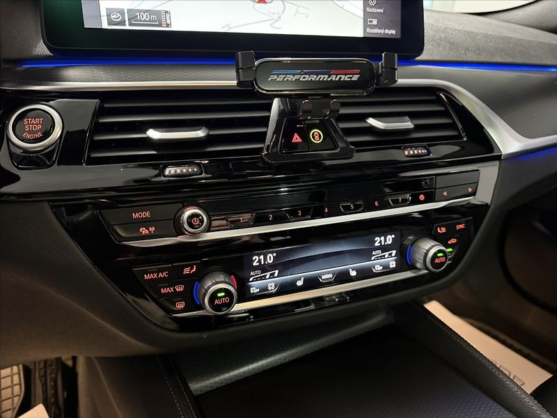 BMW Řada 5 3,0   530D M-PAKET PANO LASER - fotka 21 z 48