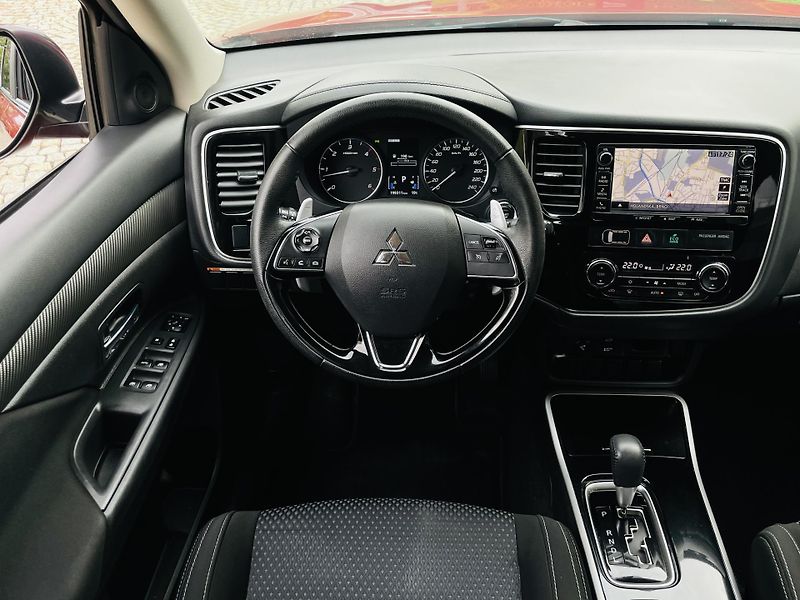Mitsubishi Outlander 2.2D 4x4 1MAJ TAŽNÉ SERVISKA  - fotka 25 z 42