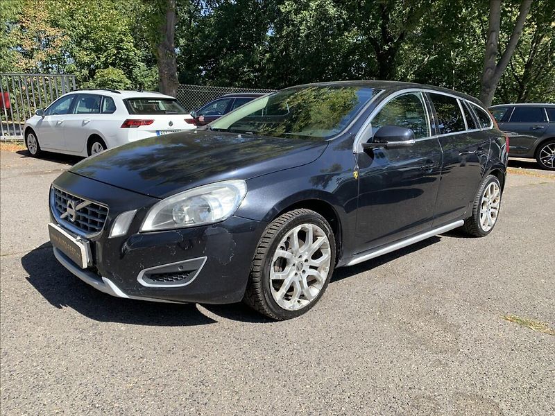 Volvo V60 2,4 D - fotka 1 z 16