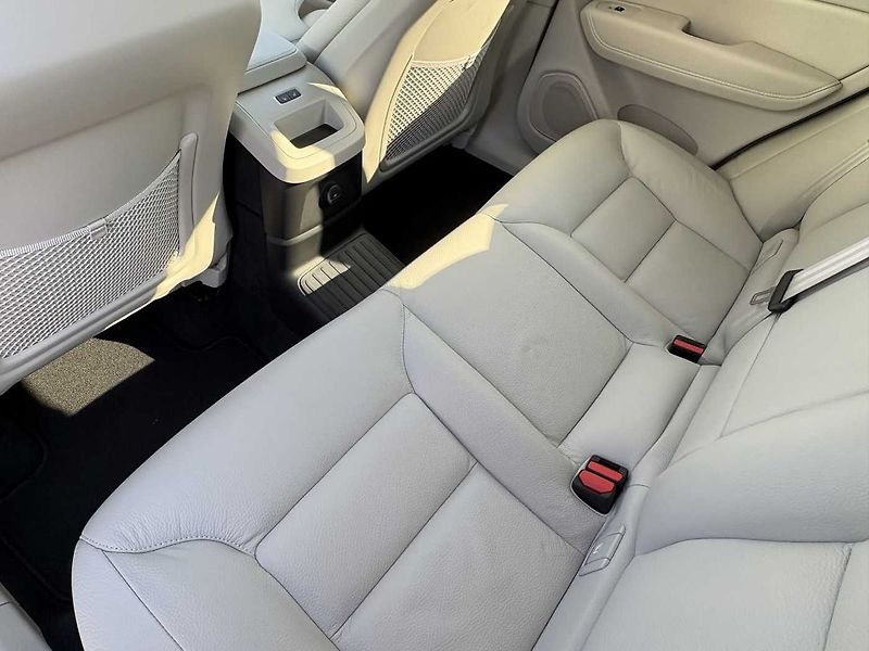 Volvo XC60 PLUS T6 AWD PHEV ACC,BLIS - fotka 9 z 22