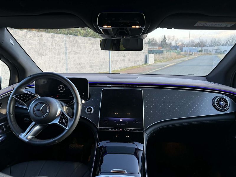 Mercedes-Benz EQE (2023) 500 4MATIC - fotka 13 z 15