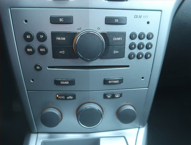 Opel Astra (2011) 1.6 16V, Serv.kniha, nová STK - fotka 12 z 14