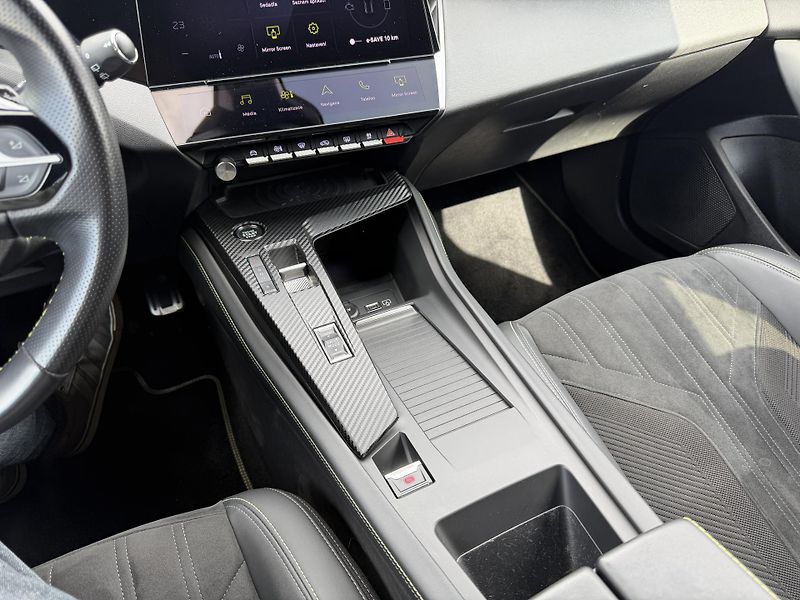 Peugeot 308 (2022) e-GT HYBRID 225 - fotka 27 z 28