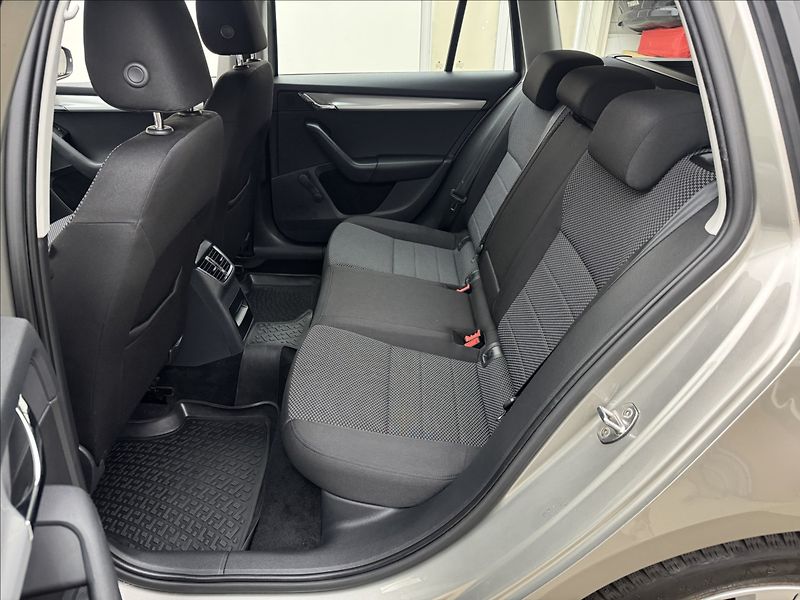 Škoda Octavia 1,6 TDi DPH KLIMA SENZORY ČR - fotka 26 z 30
