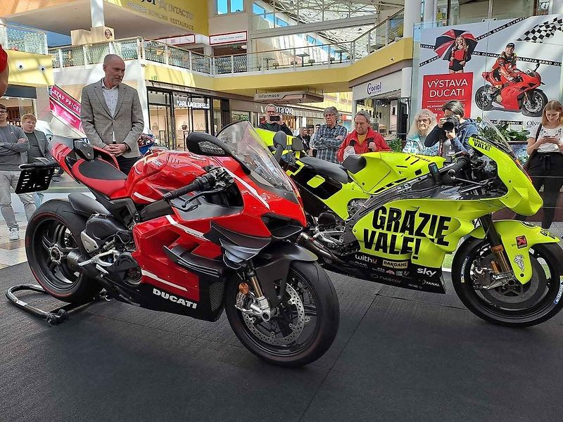 Výstava motocyklů Ducati je k vidění v obchodním centru Olympia Brno v Modřicích. Návštěvníci centra si mohou prohlédnout celkem šestatřicet exponátů, od nejstaršího z roku 1949 po nejnovější.