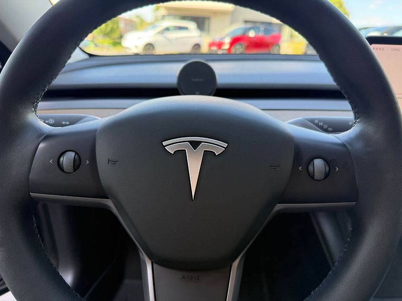 Tesla Model 3 Long Range AWD - fotka 29 z 38
