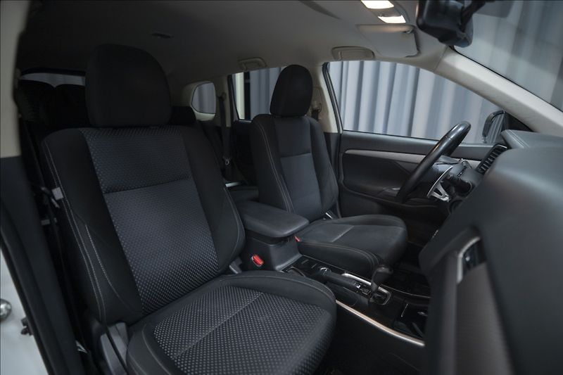 Mitsubishi Outlander 2,0 MIVEC AWD AT INTENSE ČR - fotka 9 z 33