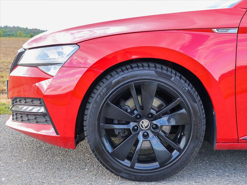 Škoda Superb 2,0 TDI DSG Sportline LED DPH - fotka 32 z 39