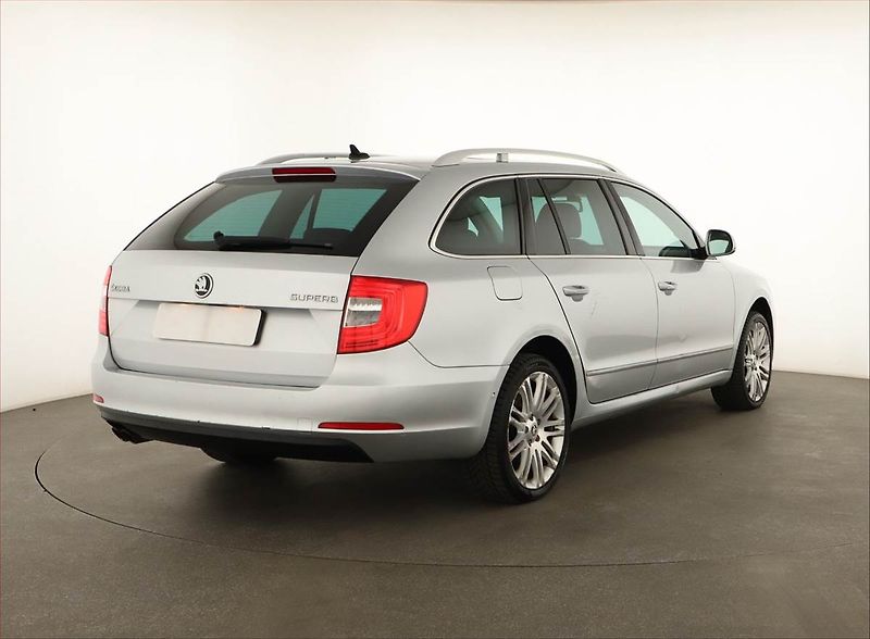 Škoda Superb (2013) Elegance 2.0 TDI, Serv.kniha - fotka 5 z 16