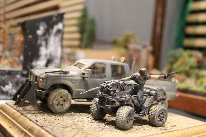 Přes šest stovek modelů bylo k vidění při 22. ročníku soutěžní výstavy Kladenská Wejhybka. Na snímku je malá dioráma s motocyklem Wanderer 4HP z roku 1916.