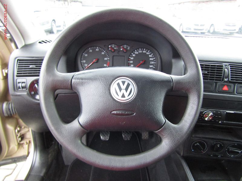 Volkswagen Golf (2003) 1.6 16V, ČR, AC, tažné - fotka 13 z 14