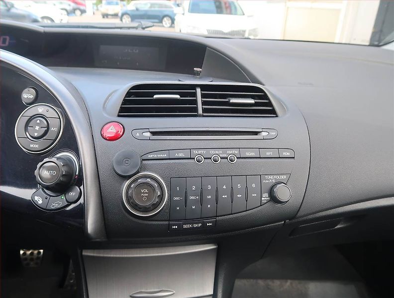 Honda Civic (2008) 1.8 i, po STK, slušný stav - fotka 12 z 14